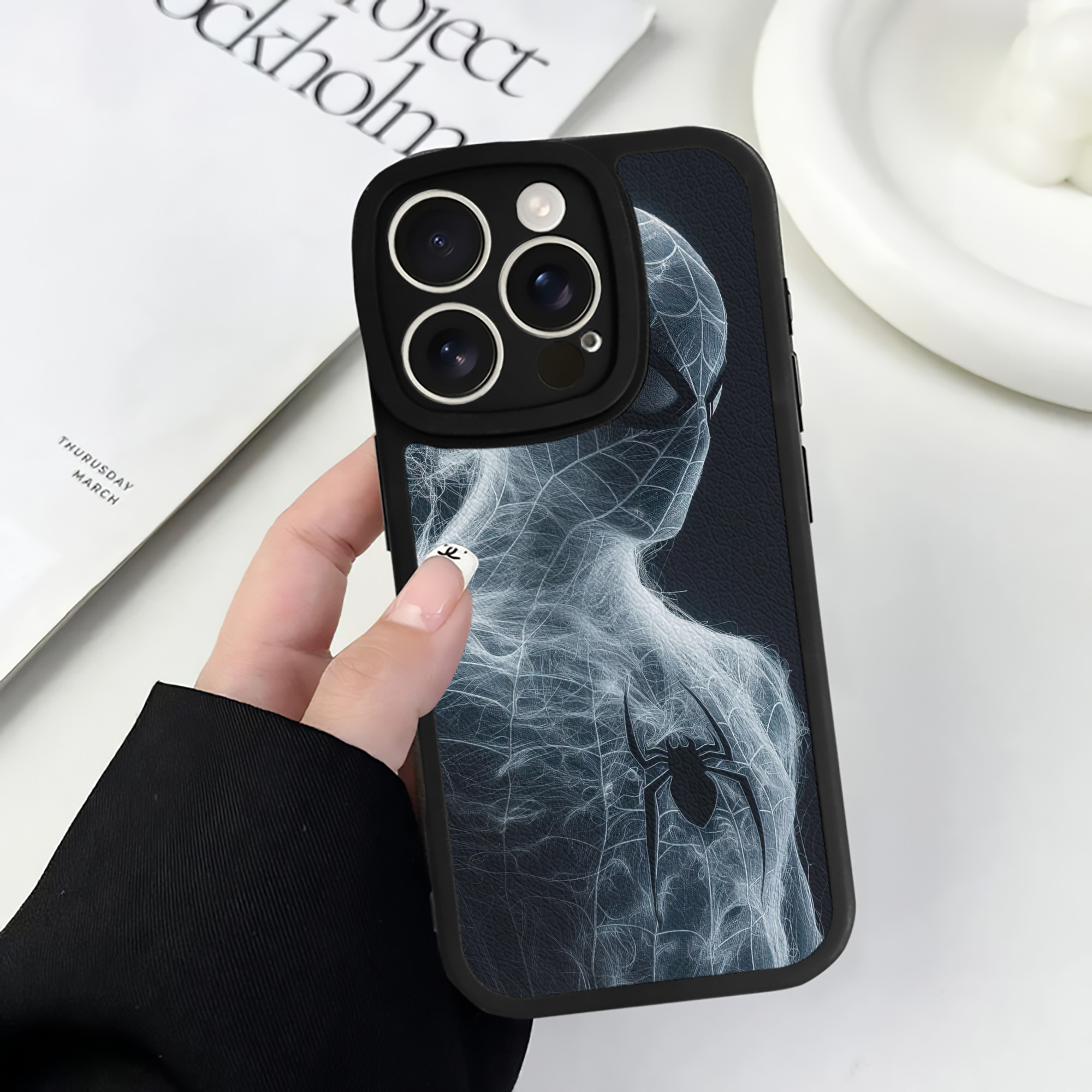 （画像用） Spider Man スパイダーマン 【iPhone 16シリーズ対応】シリコンスマホケース（レザー調） 材質：シリコン